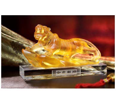 金虎獻瑞琉璃水晶擺件